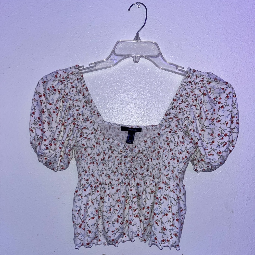 Floral white puff-sleeved top